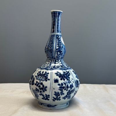 A Chinese blue and white double-gourd vase with floral design — photo 4