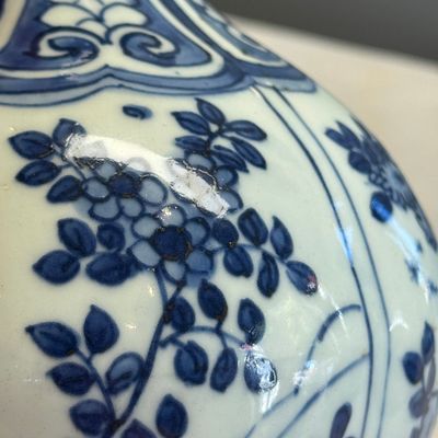A Chinese blue and white double-gourd vase with floral design — photo 7