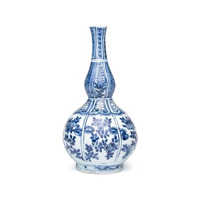 A Chinese blue and white double-gourd vase with floral design, Wanli