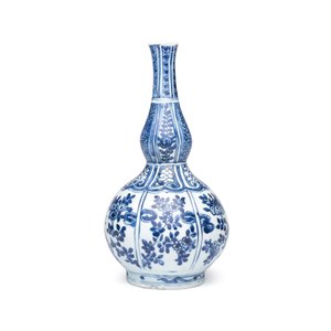 A Chinese blue and white double-gourd vase with floral design — photo 1