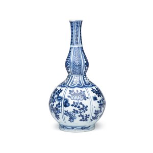 A Chinese blue and white double-gourd vase with floral design — photo 2