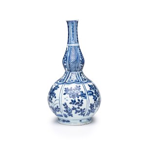 A Chinese blue and white double-gourd vase with floral design — photo 3