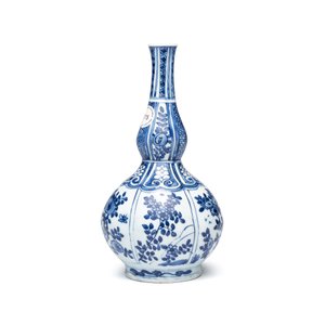 A Chinese blue and white double-gourd vase with floral design — photo 4