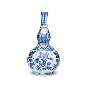 A Chinese blue and white double-gourd vase with floral design — photo 5
