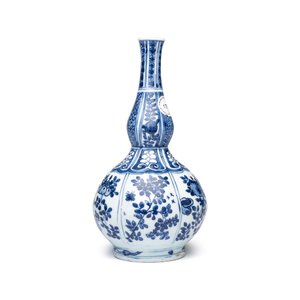 A Chinese blue and white double-gourd vase with floral design — photo 6