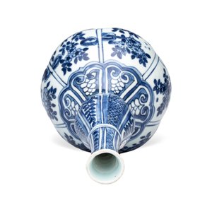 A Chinese blue and white double-gourd vase with floral design — photo 7