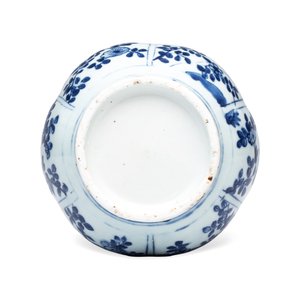 A Chinese blue and white double-gourd vase with floral design — photo 8