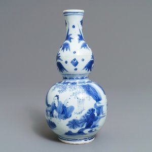 A Chinese blue and white double gourd vase with the calligrapher Wang Xizhi, Transitional period — photo 1