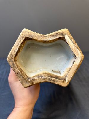 A Chinese blue and white double lozenge-shaped vase with a mountainous river landscape, 19th C. — 照片 12