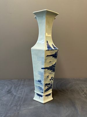 A Chinese blue and white double lozenge-shaped vase with a mountainous river landscape, 19th C. — 照片 2