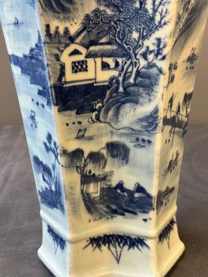 A Chinese blue and white double lozenge-shaped vase with a mountainous river landscape, 19th C. — 照片 8