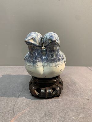A Chinese blue and white 'double mandarin duck' ewer or water dropper on wooden stand, Ming, ca. 1500 — foto 2