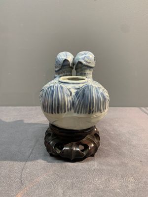 A Chinese blue and white 'double mandarin duck' ewer or water dropper on wooden stand, Ming, ca. 1500 — foto 4