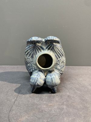 A Chinese blue and white 'double mandarin duck' ewer or water dropper on wooden stand, Ming, ca. 1500 — foto 5