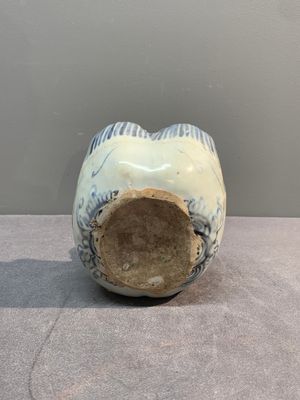 A Chinese blue and white 'double mandarin duck' ewer or water dropper on wooden stand, Ming, ca. 1500 — foto 6