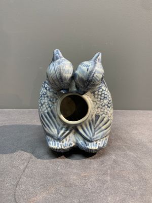 A Chinese blue and white 'double mandarin duck' ewer or water dropper on wooden stand, Ming, ca. 1500 — foto 7