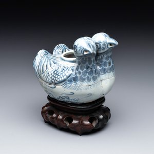A Chinese blue and white 'double mandarin duck' ewer or water dropper on wooden stand, Ming, ca. 1500 — foto 1