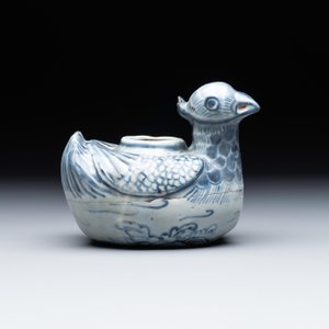 A Chinese blue and white 'double mandarin duck' ewer or water dropper on wooden stand, Ming, ca. 1500 — foto 2