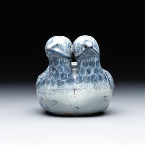 A Chinese blue and white 'double mandarin duck' ewer or water dropper on wooden stand, Ming, ca. 1500 — foto 3