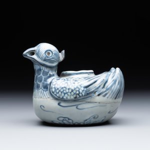 A Chinese blue and white 'double mandarin duck' ewer or water dropper on wooden stand, Ming, ca. 1500 — foto 4