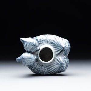 A Chinese blue and white 'double mandarin duck' ewer or water dropper on wooden stand, Ming, ca. 1500 — foto 6