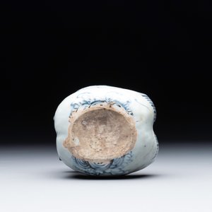 A Chinese blue and white 'double mandarin duck' ewer or water dropper on wooden stand, Ming, ca. 1500 — foto 7