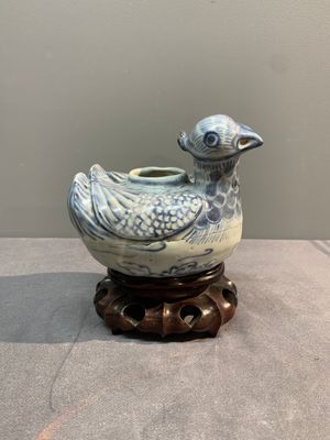 A Chinese blue and white 'double mandarin duck' ewer or water dropper on wooden stand, Ming, ca. 1500 — photo 1