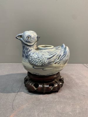 A Chinese blue and white 'double mandarin duck' ewer or water dropper on wooden stand, Ming, ca. 1500 — photo 3