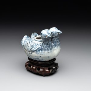 A Chinese blue and white 'double mandarin duck' ewer or water dropper on wooden stand, Ming, ca. 1500 — photo 1