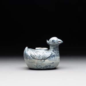 A Chinese blue and white 'double mandarin duck' ewer or water dropper on wooden stand, Ming, ca. 1500 — photo 2