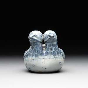A Chinese blue and white 'double mandarin duck' ewer or water dropper on wooden stand, Ming, ca. 1500 — photo 3