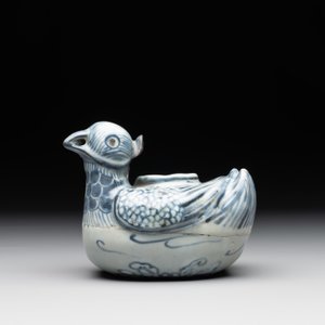 A Chinese blue and white 'double mandarin duck' ewer or water dropper on wooden stand, Ming, ca. 1500 — photo 4