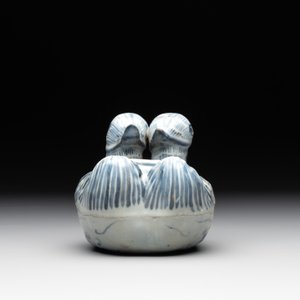 A Chinese blue and white 'double mandarin duck' ewer or water dropper on wooden stand, Ming, ca. 1500 — photo 5