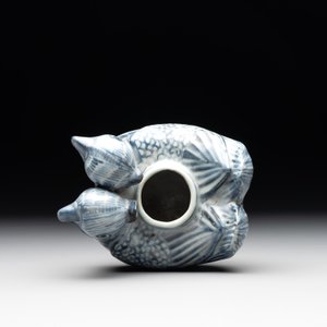 A Chinese blue and white 'double mandarin duck' ewer or water dropper on wooden stand, Ming, ca. 1500 — photo 6