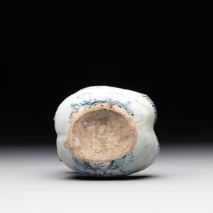 A Chinese blue and white 'double mandarin duck' ewer or water dropper on wooden stand, Ming, ca. 1500 — photo 7