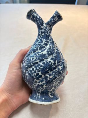 A Chinese blue and white double-spouted swirling-lobed cruet, Kangxi — photo 1