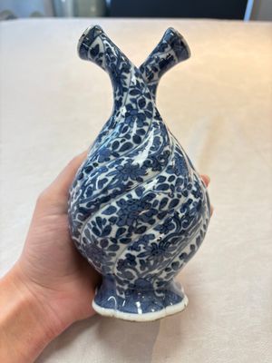 A Chinese blue and white double-spouted swirling-lobed cruet, Kangxi — photo 3