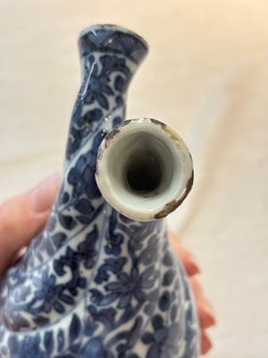 A Chinese blue and white double-spouted swirling-lobed cruet, Kangxi — photo 5