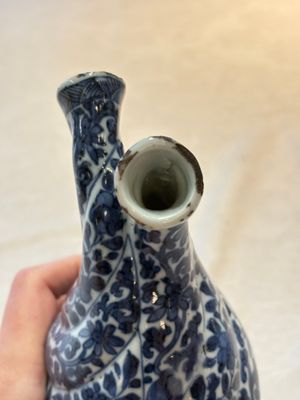 A Chinese blue and white double-spouted swirling-lobed cruet, Kangxi — photo 6