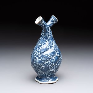 A Chinese blue and white double-spouted swirling-lobed cruet, Kangxi — photo 1