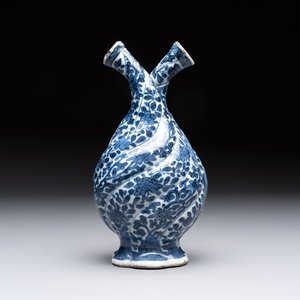 A Chinese blue and white double-spouted swirling-lobed cruet, Kangxi — photo 4