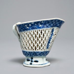 A Chinese blue and white double-walled reticulated jug, Qianlong — photo 2