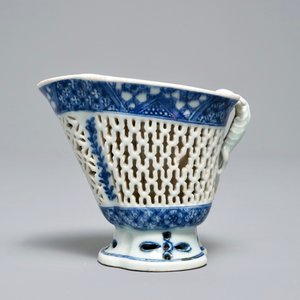 A Chinese blue and white double-walled reticulated jug, Qianlong — photo 4