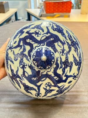 A Chinese blue and white 'dragon among clouds' cover, 20th C. — photo 1