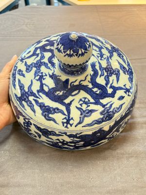 A Chinese blue and white 'dragon among clouds' cover, 20th C. — photo 2