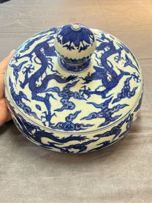 A Chinese blue and white 'dragon among clouds' cover, 20th C. — photo 5
