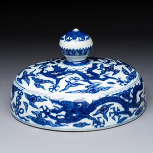 A Chinese blue and white 'dragon among clouds' cover, 20th C. — photo 1