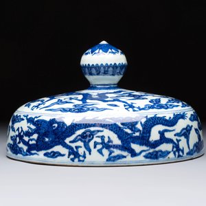 A Chinese blue and white 'dragon among clouds' cover, 20th C. — photo 2