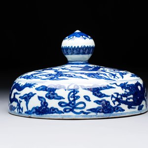 A Chinese blue and white 'dragon among clouds' cover, 20th C. — photo 3