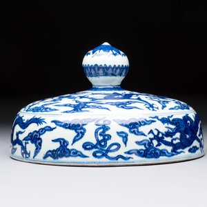 A Chinese blue and white 'dragon among clouds' cover, 20th C. — photo 5